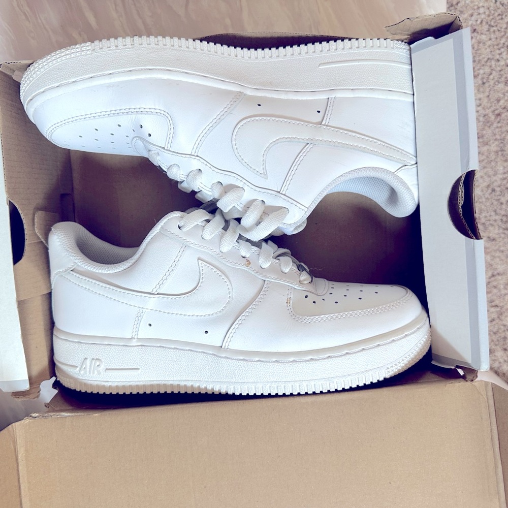 Niki Air Force woman’s size 7